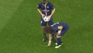 Momento en que Daviud Luiz quitaba el spray para que Zlatan colocara el balón donde quisiera.