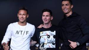 Neymar, Lionel Messi y Cristiano Ronaldo al finalizar la rueda de prensa. FOTO: EFE