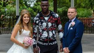 Mario Balotelli fue el invitado sorpresa en la boda de Vicky y David O'Leary en Liverpool.
