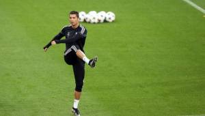 Cristiano Ronaldo empezó entrenando normalmente pero sintió dolor en su espalda. (AFP)