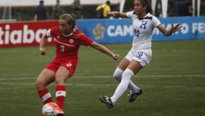 La seleccionada hondureña Elexa Bahr (Blanco) cuando disputó el Premundial Sub-20 con Honduras enfrentando a Canadá en San Pedro Sula.