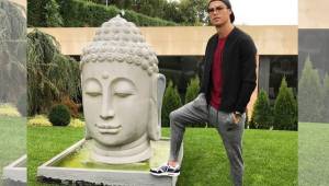 Cristiano posó con esta estatua de Buda y desató la ira de los fanáticos religiosos.