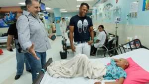 Fiore acompañó a Pavón en su visita a los niños del Hospital Mario Catarino Rivas y dice que le alegra que las condiciones de los mismos estén mejorando. Foto Neptalí Romero