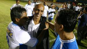 Ramón Maradiaga, entrenador del Vida, estuvo en el partido a beneficio de Reneau. FOTO Javier Rosales.