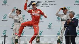 Sebastian Vettel no escondió su felicidad al quedarse con el GP de Malasia. (Foto: AFP)