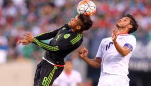 Jonathan Dos Santos disputa un balón aéreo con el capitán de Costa Rica Bryan Ruiz.