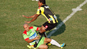 Astor Henríquez le entró fuerte a Carlo Costly y el árbitro le mostró la roja directa. Foto Neptalí Romero