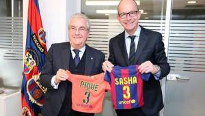 El pequeño Sasha Piqué ya tiene la equipación oficial del Barcelona. (Foto: FC Barcelona)