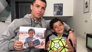 Cristiano Ronaldo colgó en las redes sociales una foto con su hijo y la foto de Ayman, un niño sirios.