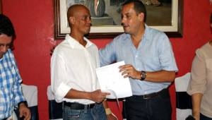 El alcalde de La Ceiba Carlos Aguilar le hizo entrega de aportación a Enrique Reneau. (Foto: DIEZ)