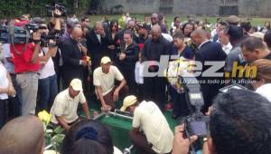 Cientos de personas que acompañaron a la familia Suazo en el funeral.