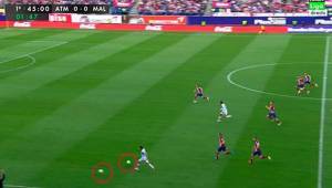 Cuando jugador del Málaga atacaba, un balón salió del banquillo del Atlético y el árbitro consideró que fue Simeone.