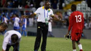 El técnico de la selección sub-20 de Jamaica, Andrew Edwards, durante el partido.