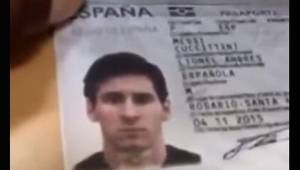 Policía de Emiratos Árabes grabó el pasaporte de Messi y esto le podría costar varios meses de cárcel. Foto Twitter
