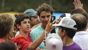 El español Rafael Nadal hizo feliz a muchos niños de Buenos Aires al ponerse a pelotear con ellos. Foto EFE