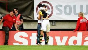 Celso Borges devolvió la camiseta al aficionado y le agradeció por el gesto.