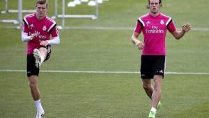 Gareth Bale entrena desde ayer normalmente con sus compañeros, aquí junto a Kroos. (EFE)