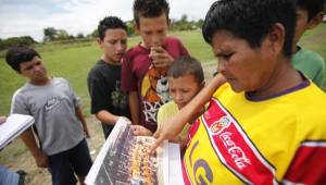 Con la camiseta del Morelia donde jugó Pavón, le muestra a los niños una foto del cuadro juvenil de 1987.