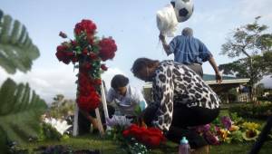 Doña Celina Sosa estuvo el martes en el cementerio llevando flores a la tumba de Arnold Peralta en el día que estaría cumpliendo sus 27 años. Fotos Javier Rosales