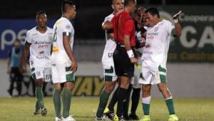 Julio 'Rambo' de León perdió el control tras ser expulsado y terminó empujando al cuarto árbitro, fue insertado en el acta y podría recibir fuerte castigo. Foto DIEZ