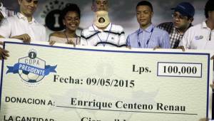 Reneau posa con el donativo que le hizo la presidencia de la república de Honduras a través de Copa Presidente. Foto Neptalí Romero