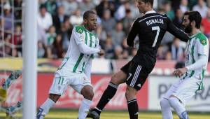 Cristiano Ronaldo al momento de propinarle la patada a Edimar.