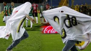 Momento en el que el aficionado de Marathón se burla de Real España en plena cancha del estadio Morazán.