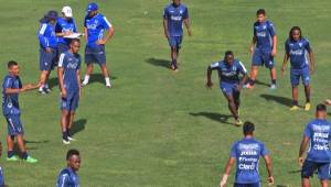 Jorge Luis Pinto, con tablero en mano, y los jugadores recibiendo órdenes.