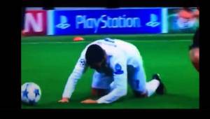 Cristiano intentó driblar a un jugador con fintas y terminó en el suelo.