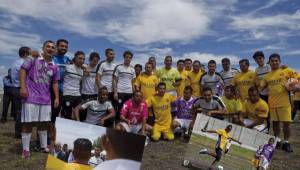 Los jugadores de Querétaro posan con los reos. Fotos cortesía de Queretaro.com.