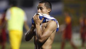 El mediocampista del Honduras Progreso, Jorge 'Ñangui' Cardona, hizo un horrible penal y hasta sacó la pelota del estadio lo que ocasionó muchas burlas.