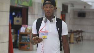 Romell Quioto hoy en el aeropuerto Toncontín previo a tomar vuelo a La Ceiba. (Foto: Juan Salgado/DIEZ)