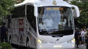 The damaged bus of Borussia Dortmund is pictured after an explosion some 10km away from the stadium prior to the UEFA Champions League 1st leg quarter-final football match BVB Borussia Dortmund v Monaco in Dortmund, western Germany on April 11, 2017. / AFP PHOTO / dpa / Carsten LINHOFF / Germany OUT