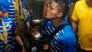 Jorge 'Ñangui' Cardona besando la Copa de Campeón que conquistó con el Honduras Progreso.