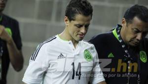 Chicharito Hernández salió del campo del NRG de Houston y de inmediato fue trasladado a un centro médico en Houston para su evaluación. Foto Juan Salgado / Enviado