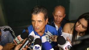 El entrenador de la Selección Nacional de Honduras se molestó por las acciones que dejó pasar el árbitro cubano Yadiel Martínez en el encuentro ante Canadá.