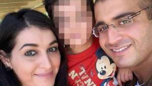 Noor Zahi Salman, la esposa del terrorista Omar Mateen junto a su hijo en una foto de archivo.