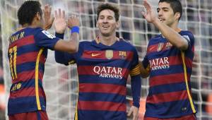 Neymar y Suárez felicitan a Messi tras anotar el triplete contra el Granada. Fotos AFP.