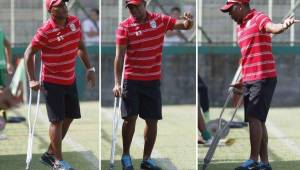 El técnico del Marathón, Carlos Pavón se lesionó durante el entreno de este martes y dirigió el amistoso ante Atlético Choloma en muletas. Fotos Delmer Martínez