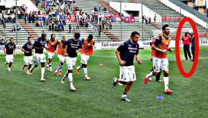 En esta imagen se observa al hondureño observando que el entrenamiento de sus dirigidos estuviera en orden. Foto Cagliari