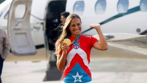 Momento en que Mónica Puig llegó a Puerto Rico.