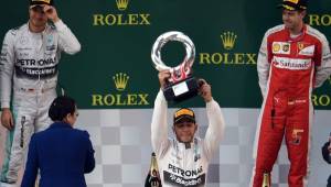 Lewis Hamilton levanta su trofeo en el podio del Gran Premio de China.