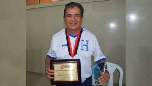 Jorge Luis Pinto recibe el recuerdo con la camiseta de Honduras.