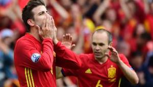 Piqué festeja el gol a su manera tras anotar con España. Fotos AFP.