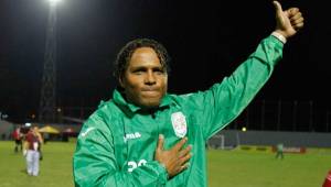 Carlos Alberto Pavón también saludo a la afición del Real España.