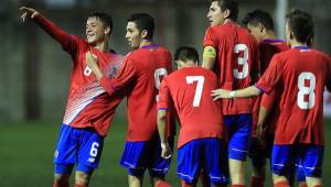 Seleccionados costarricenses sub 17 festejan un gol durante un juego eliminatorio.