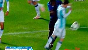 Así fue el patadón de Maynor Figueroa a Lionel Messi.