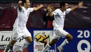 Jonathan Bornstein celebra su gol en el último minuto a Costa Rica rumbo a Sudafrica 2010, marcando así un empate que mandaría a los ticos al repechaje.