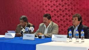 Ramón Maradiaga dando la lista de convocados de la selección de El Salvador.