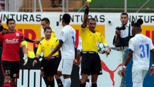 Mario Moncada en la primera parte mostró amarillas que debieron ser rojas, al final sólo expulsó dos jugadores, uno para cada equipo. Foto Marvin Salgado